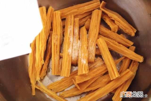 泡腐竹，直接放水里就错了，大厨教你一招，半小时泡发好还不夹生