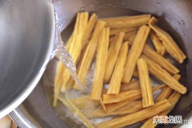 泡腐竹，直接放水里就错了，大厨教你一招，半小时泡发好还不夹生