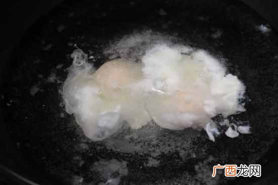原来水煮荷包蛋这么简单，大厨教你3步，一次煮6个完整，不散花