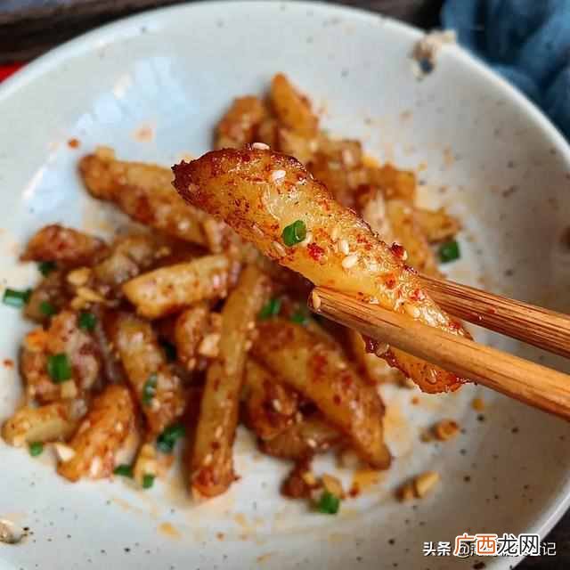 土豆这样吃，2盘都不够，香辣过瘾的狼牙土豆条，秒杀路边摊