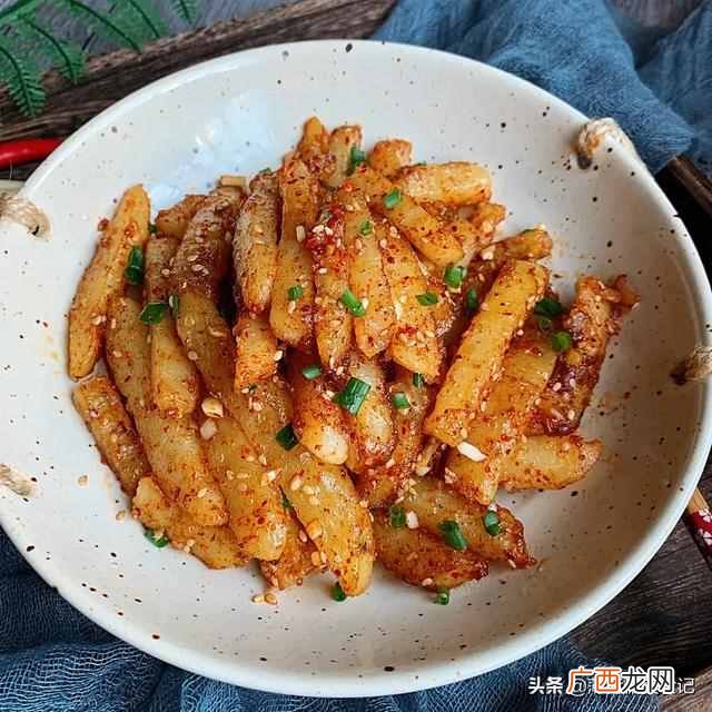 土豆这样吃，2盘都不够，香辣过瘾的狼牙土豆条，秒杀路边摊