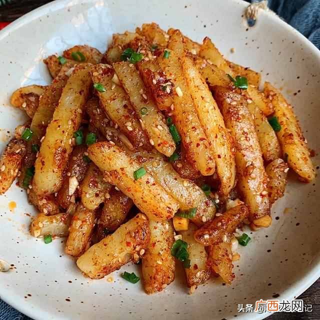 土豆这样吃，2盘都不够，香辣过瘾的狼牙土豆条，秒杀路边摊