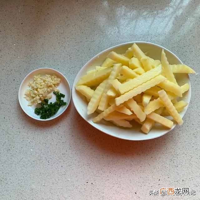 土豆这样吃，2盘都不够，香辣过瘾的狼牙土豆条，秒杀路边摊