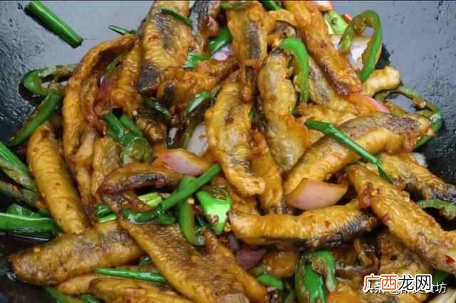 终于找到泥鳅的正确做法，一个小诀窍，不腥不苦，鲜香酥脆超下饭