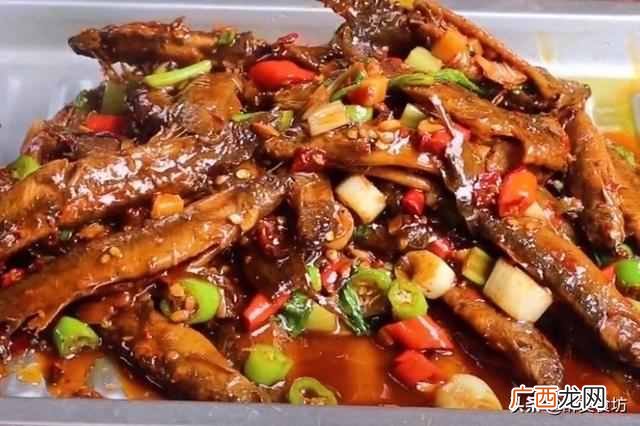 终于找到泥鳅的正确做法，一个小诀窍，不腥不苦，鲜香酥脆超下饭