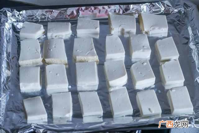 吃烧烤时必点的烤豆腐，自己在家就能做，5块钱吃到撑