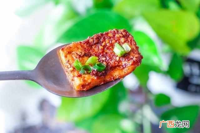吃烧烤时必点的烤豆腐，自己在家就能做，5块钱吃到撑