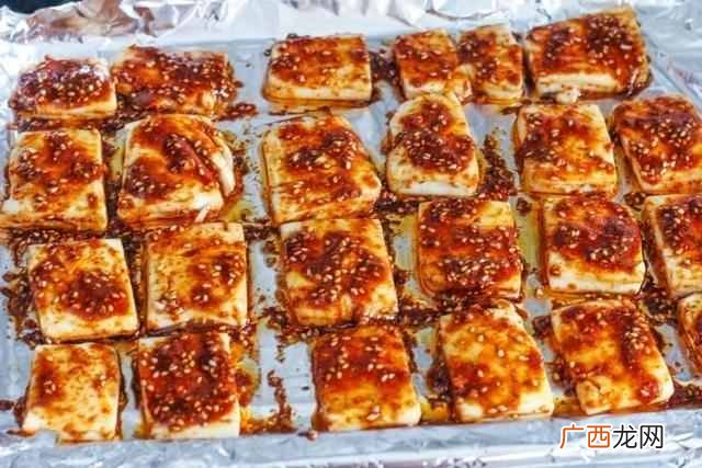 吃烧烤时必点的烤豆腐，自己在家就能做，5块钱吃到撑