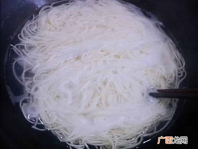 最近迷上了葱油面，除了好吃之外，操作也很简单