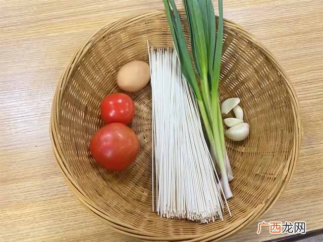 用挂面做炒面，不要煮过就炒，多加2步，不坨不粘锅，根根分明