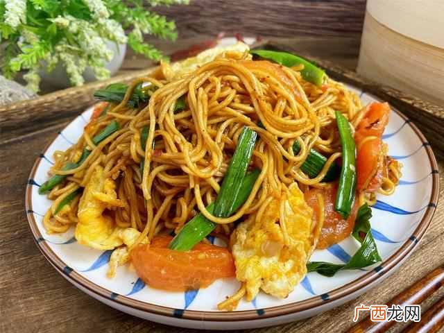 用挂面做炒面，不要煮过就炒，多加2步，不坨不粘锅，根根分明