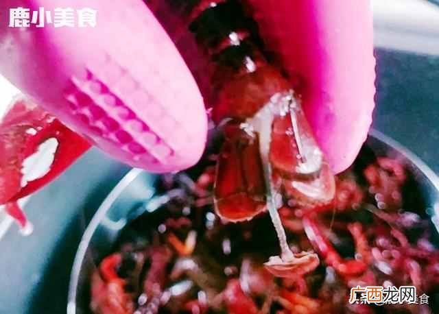 小龙虾逐个刷洗，耗时费劲！教你小妙招，脏物自动洗出