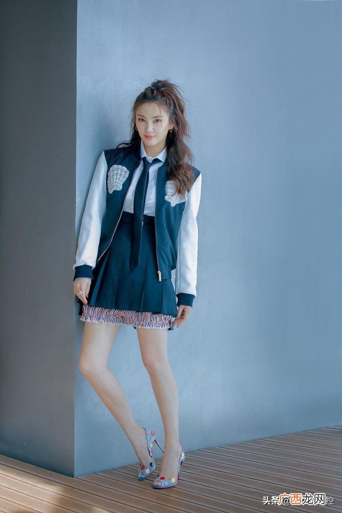 张雨绮扮嫩穿搭上演制服诱惑 张雨绮制服诱惑