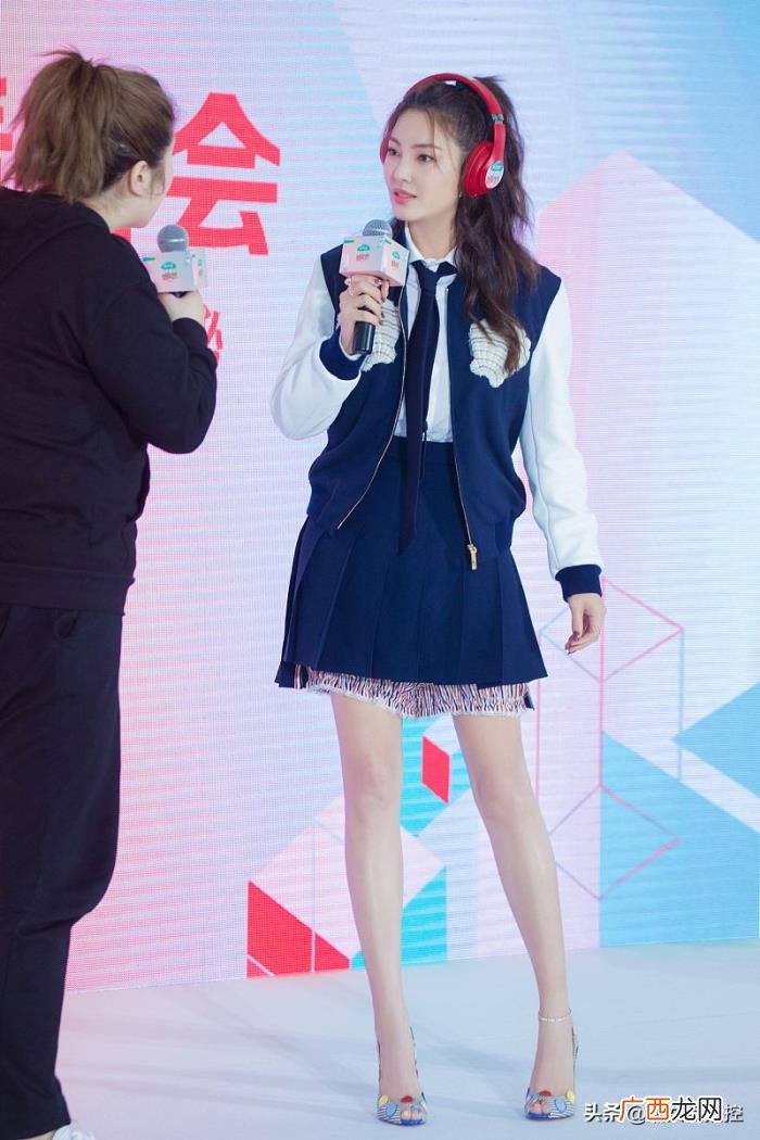 张雨绮扮嫩穿搭上演制服诱惑 张雨绮制服诱惑
