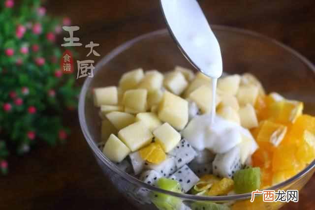 水果沙拉的做法，在家这么做真的很简单！