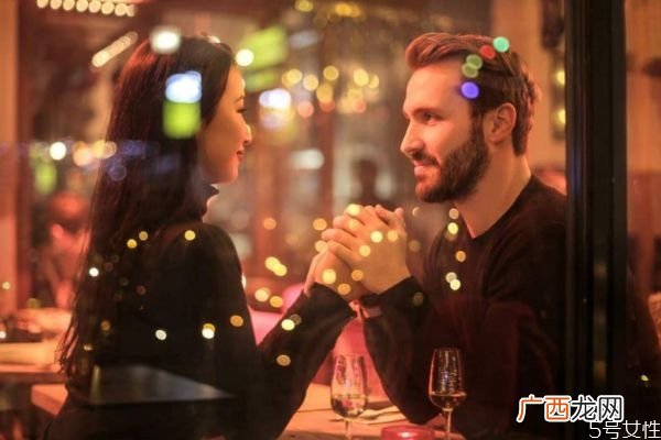 和不爱你的男生约会是怎么样的男生不爱你约会时的表现