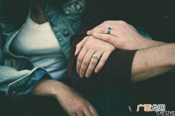 初恋女生会主动提分手吗采取及时沟通的办法