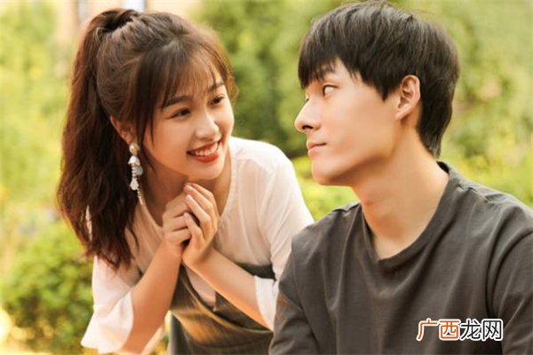 约会女生不爱说话代表什么约会女生不说话是什么意思