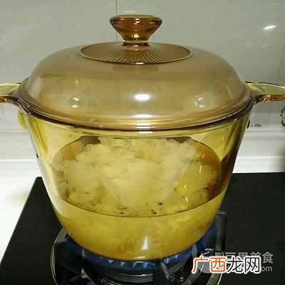 银耳羹的做法，这么做美容养颜！