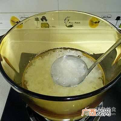 银耳羹的做法，这么做美容养颜！