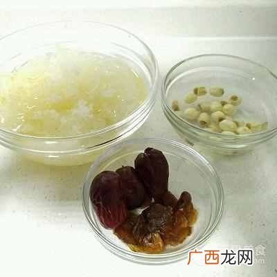 银耳羹的做法，这么做美容养颜！