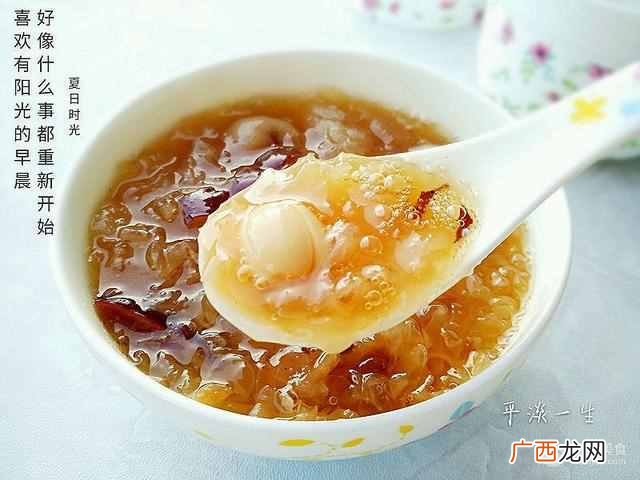 银耳羹的做法，这么做美容养颜！
