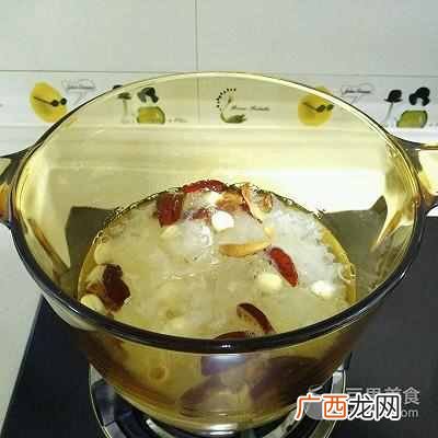 银耳羹的做法，这么做美容养颜！