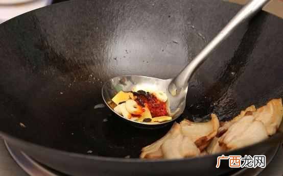 青椒回锅肉怎么做好吃，这么做肥而不腻！
