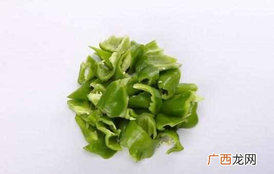 青椒回锅肉怎么做好吃，这么做肥而不腻！
