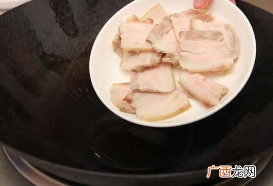 青椒回锅肉怎么做好吃，这么做肥而不腻！