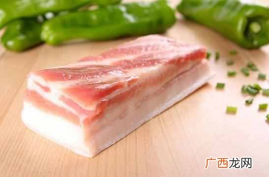 青椒回锅肉怎么做好吃，这么做肥而不腻！