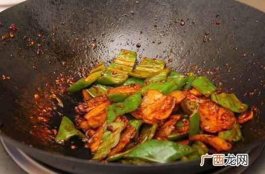 青椒回锅肉怎么做好吃，这么做肥而不腻！