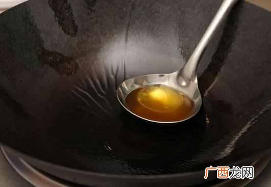 青椒回锅肉怎么做好吃，这么做肥而不腻！