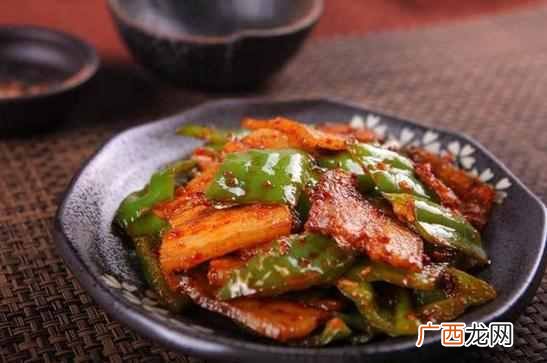 青椒回锅肉怎么做好吃，这么做肥而不腻！