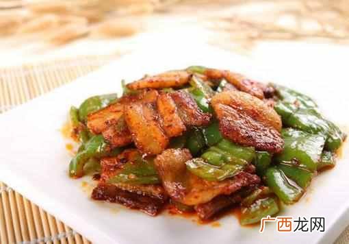 青椒回锅肉怎么做好吃，这么做肥而不腻！