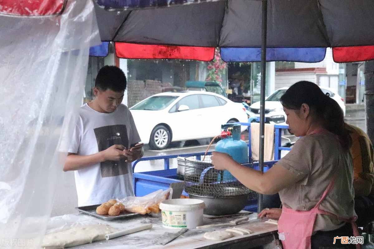 冷门暴利的2个摆摊项目 摆地摊卖什么利润大而且独特