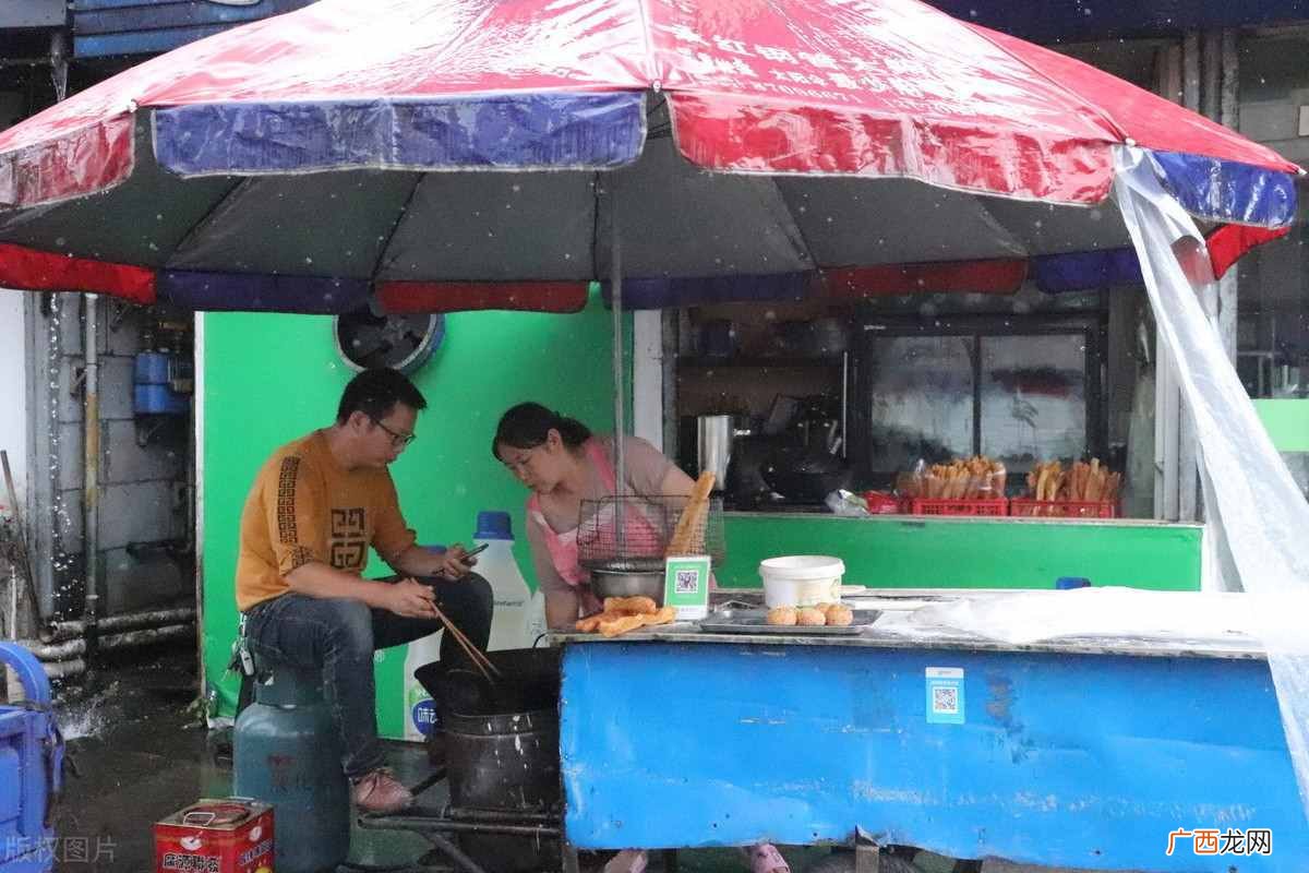 冷门暴利的2个摆摊项目 摆地摊卖什么利润大而且独特