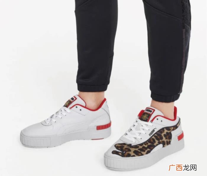 张艺兴经常穿的鞋，张艺兴联名鞋丑爆