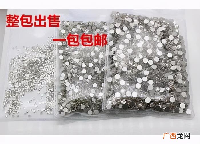 张艺兴经常穿的鞋，张艺兴联名鞋丑爆