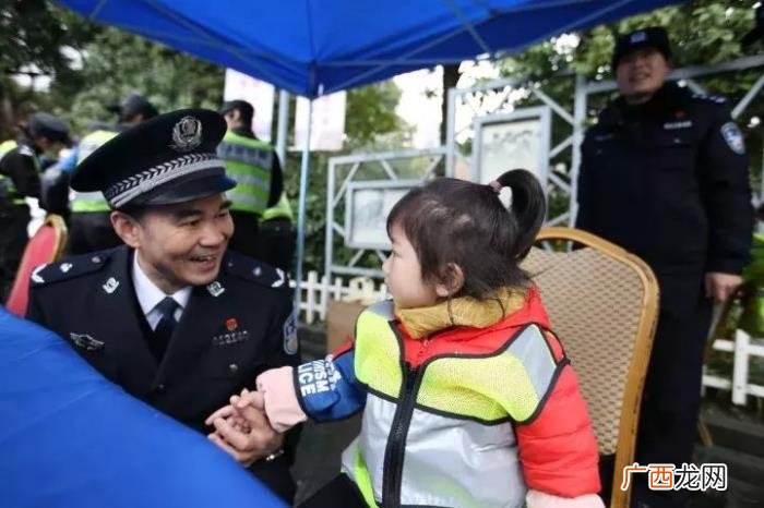 看不见你的笑要我怎么睡得着~ 看不见你的笑我怎么睡得着