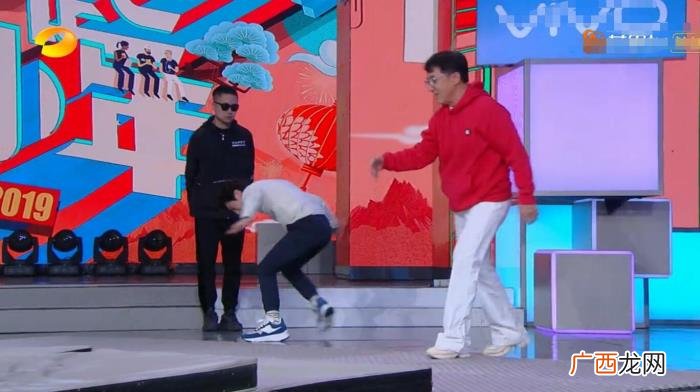 64岁成龙宝刀未老 快乐大本营成龙