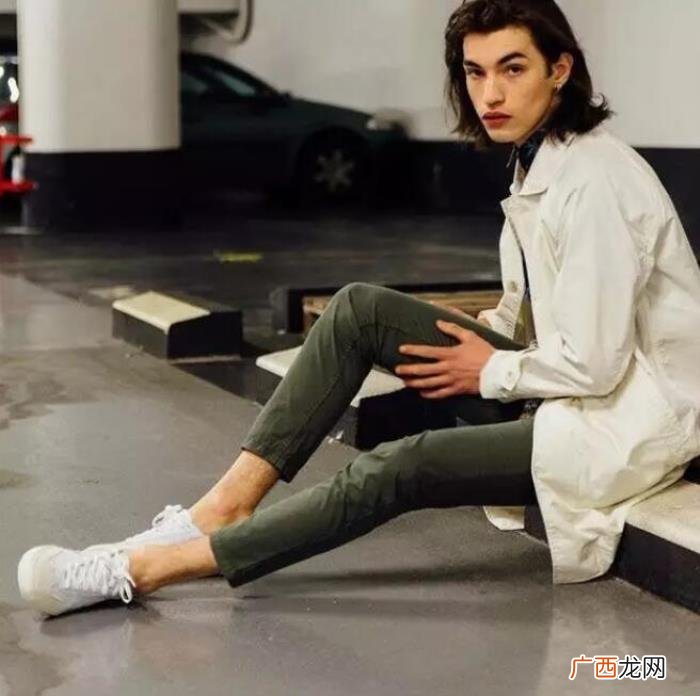 小白鞋发黄了怎么办 小白鞋变黄怎么洗干净