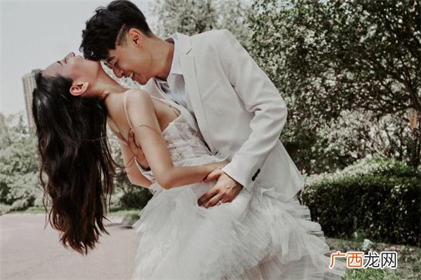 女朋友多次出轨要不要原谅女朋友出轨认错了要不要告诉父母