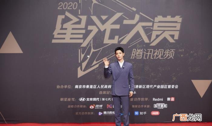 肖战杨紫星光大赏台下互动，肖战携手杨紫出席星光大赏共唱余生