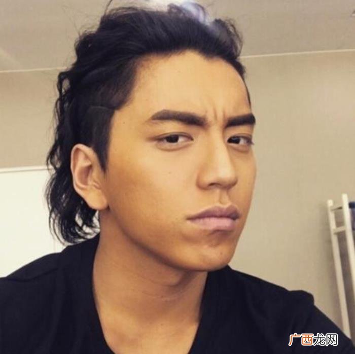 王大陆家世显赫，王大陆蔡卓宜街头亲吻照曝光、晒晒显赫家庭的王大陆背景