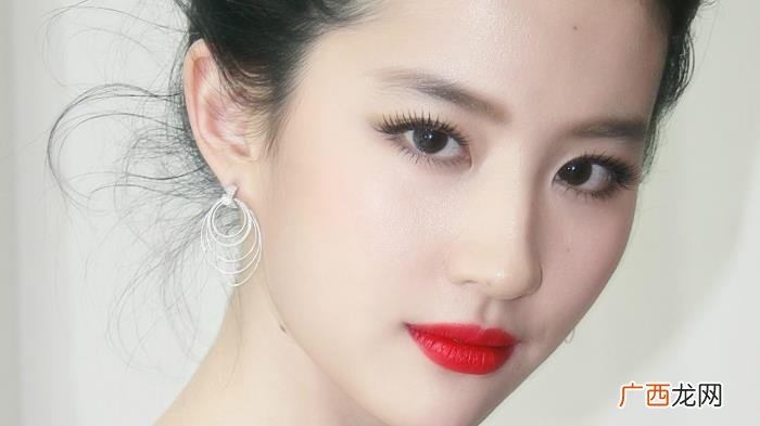 李小冉蒋梦婕哪个白，她比公认美白的刘亦菲、李小冉还白