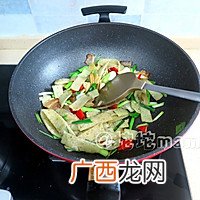 湖北特色小吃腊肉炒豆丝