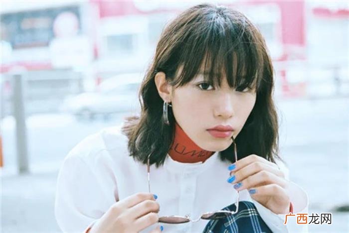 怎样跟女生聊天找话题，和女生聊天总是冷场怎么办