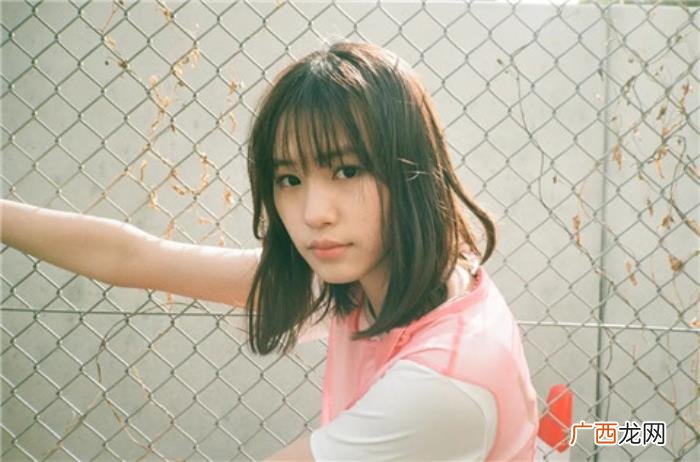 怎样跟女生聊天找话题，和女生聊天总是冷场怎么办