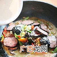 美食丨湘菜经典奇丑无比却美味无穷的猪血丸子